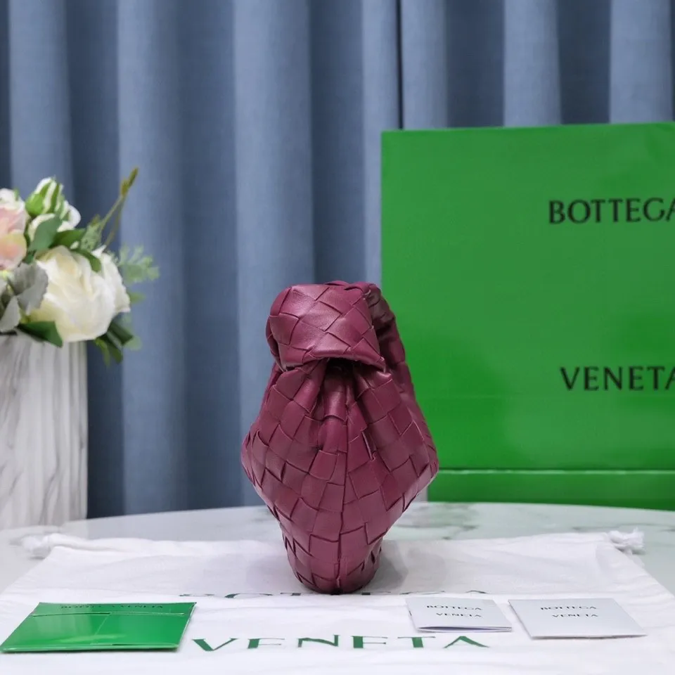 Batch 1120 BV Bottega Veneta's new early spring women's MINI JODIE handbag BV bag 🔥The new method is based on the original rounded corners, knotted with classic woven leather round hobo bag, The most iconic triangular pull-out design, using sheepskin draped soft shape, is super suitable for concave shapes~ Jodie feels really gentle to people, and is definitely the best item for daily matching. It has the same weave, new elements and twists, is compact and versatile, and is the new favorite of street style Internet celebrities! Dimensions: 23x28x8 Model: 6699-1
